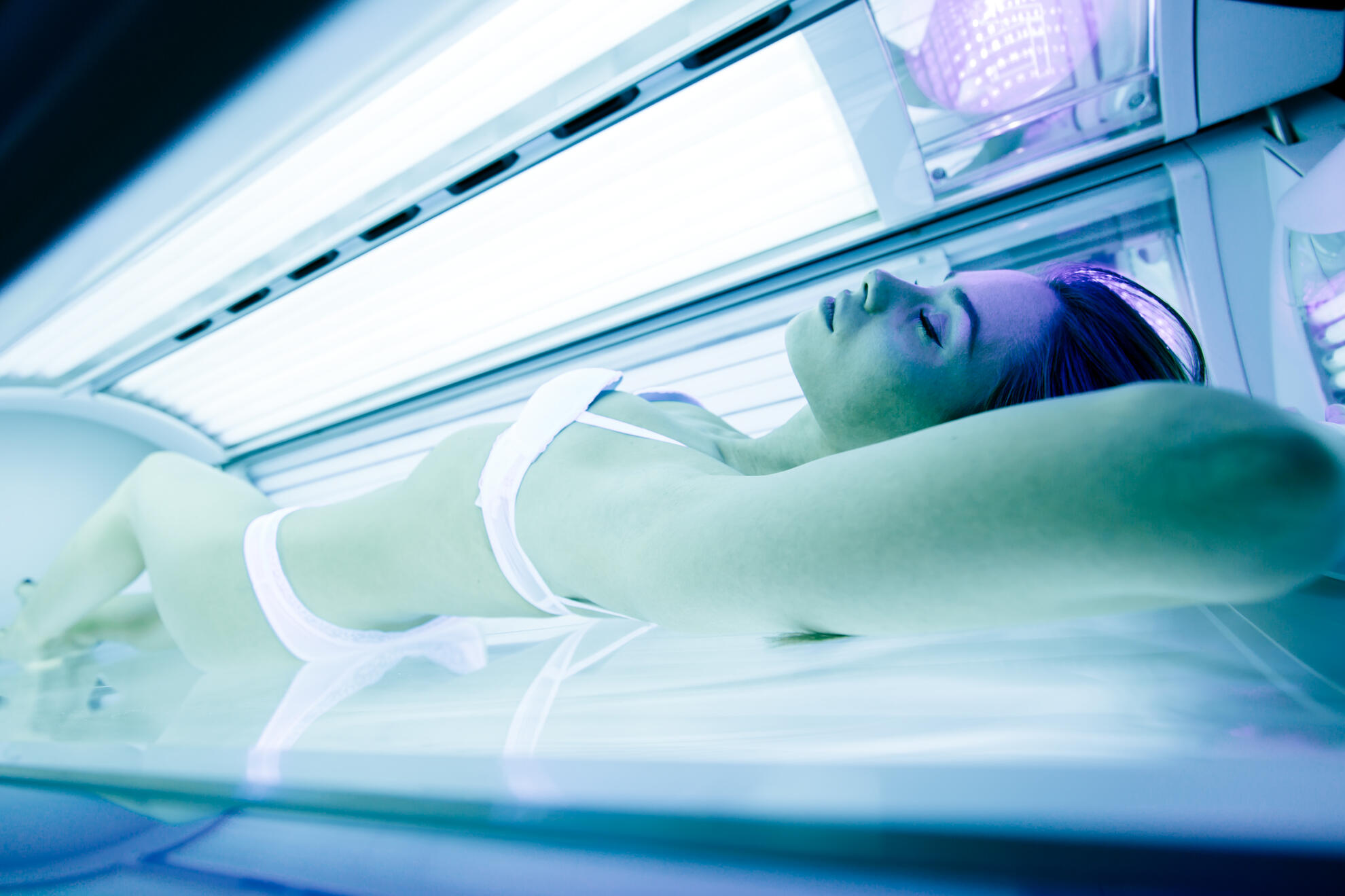 Mujer dentro de cama de bronceado